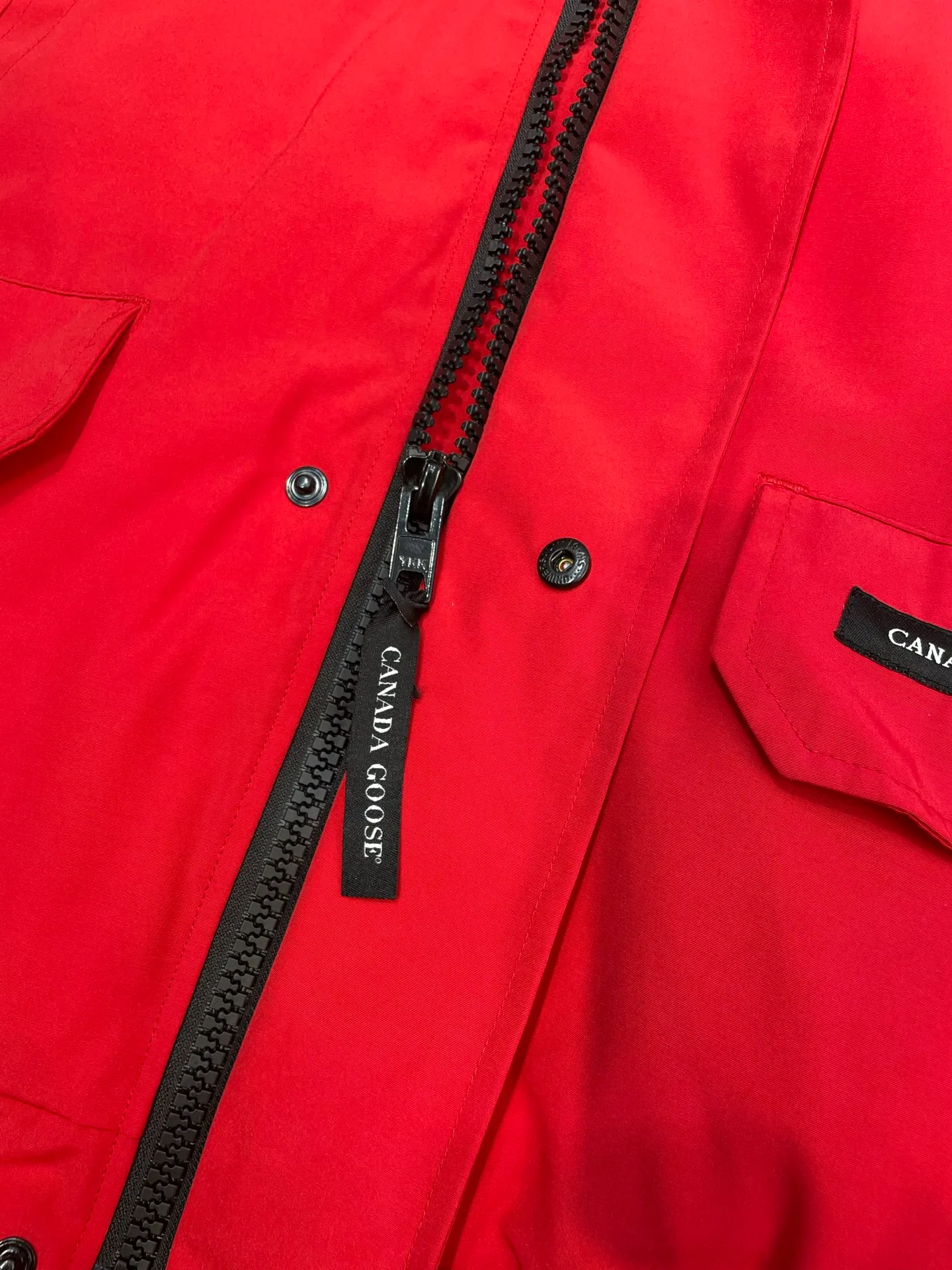 P760 high-end version Canada Goose Canada Goose #Chilliwack 7999M bomber jacket short down jacket/01 model #Men and Women Same Style# ➖ Genuine synchronous anti-counterfeiting chip sensor! ➖ Imported 21S polyester-cotton blended original fabric [last year’s 16S/18S hard fabrics have been completely eliminated, this year all use 21S genuine synchronous fabrics, the soft mid-strap feels delicate and textured], genuine synchronous Feather-Light 10D waterproof coating fabric, made of 84.5 polyester fiber and 15.5 cotton, 100% the best feel in the entire network! ➖ The genuine official website is synchronized with the national standard 80 white duck down, you can check the official website customer service, there will never be a series of misleading claims such as 90 down or goose down! ➖ Using the best nylon lining with double double-layer sealing design, velvet-proof No. 7 needle + grid-filled down ready-made garments, there is 100% no so-called velvet running! ➖ The cuffs are designed with thickened seamless threads, and the collar and pockets are lined with top-quality polar fleece to keep you warm and comfortable! ➖ Yoshida YKK provides original custom-made electroplated sliders. YKK two-way lockable zippers are tight and smooth and will not peel off paint! ➖ 3M composite guarantees that the Velcro is the same as the original, durable, and all accessories and hardware are custom-made! ➖ Imported BEHRINGER embroidery machine to customize the 10,000-needle embroidery logo, 98% of which can be reproduced to restore the original logo. You can check and compare on the official website! ➖ The fur collars are all made of large pieces of Western Canadian blue wolf hide, ensuring that each fur collar is 13-15cm wide!   Size:XS-XXL